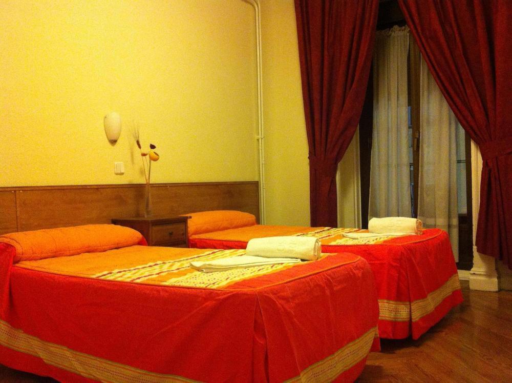 Hostal Aresol Madrid Ngoại thất bức ảnh