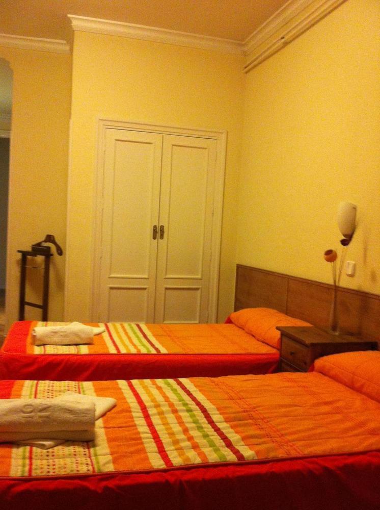 Hostal Aresol Madrid Ngoại thất bức ảnh