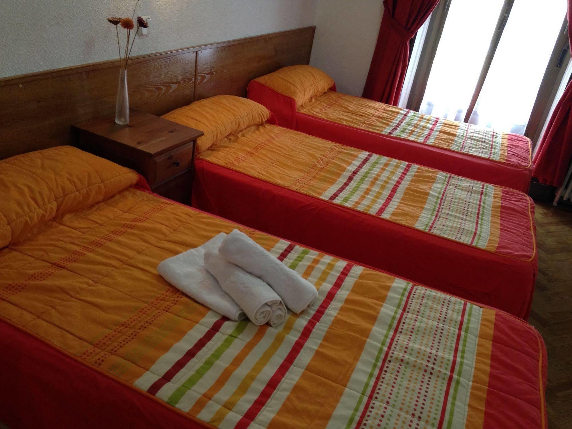 Hostal Aresol Madrid Ngoại thất bức ảnh