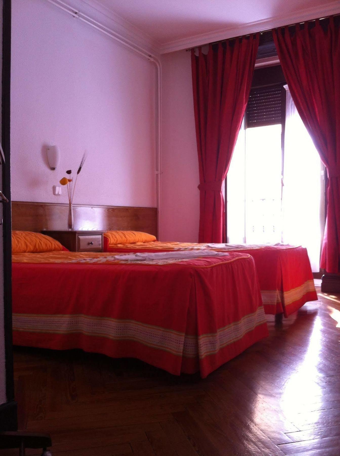 Hostal Aresol Madrid Ngoại thất bức ảnh