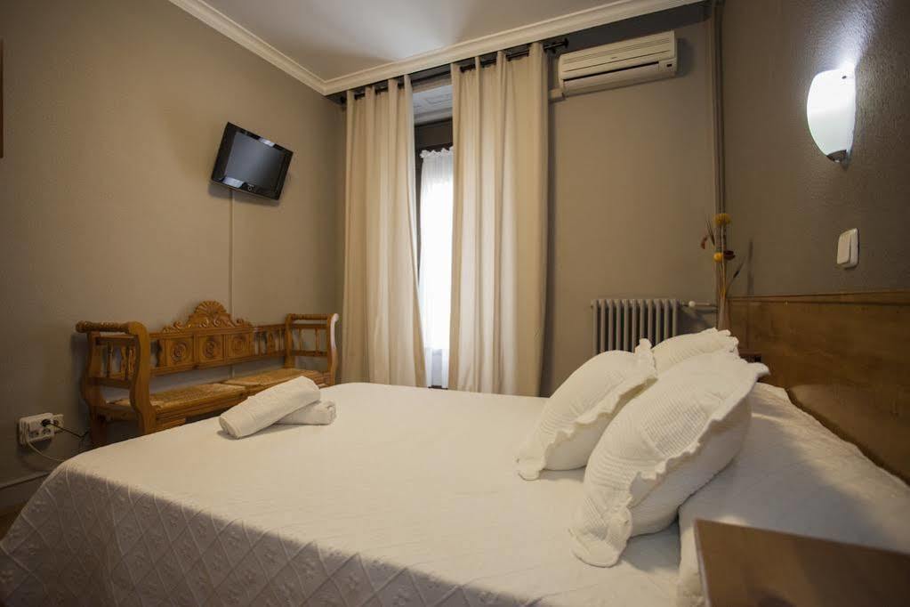 Hostal Aresol Madrid Ngoại thất bức ảnh