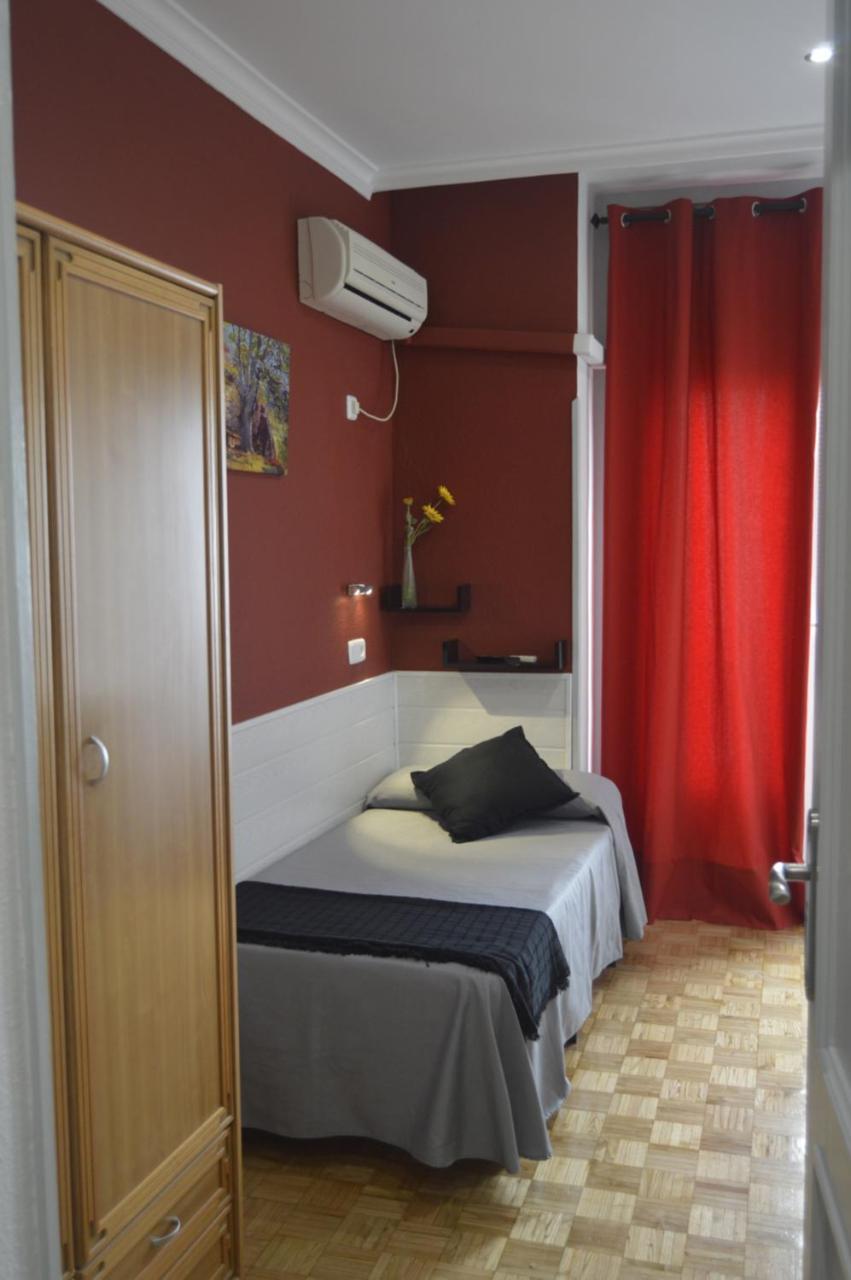 Hostal Aresol Madrid Ngoại thất bức ảnh